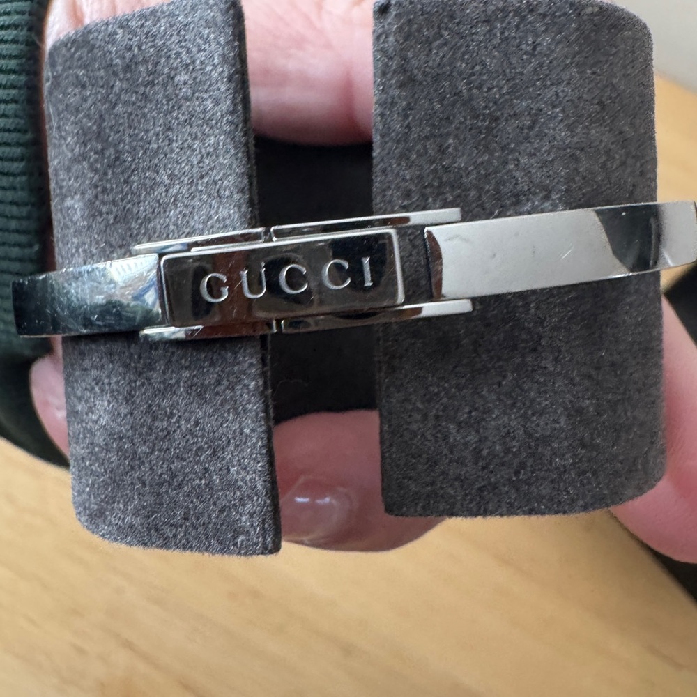 Gucci Silver Timepiece with Red and Green Accents - Picture 5 of 8